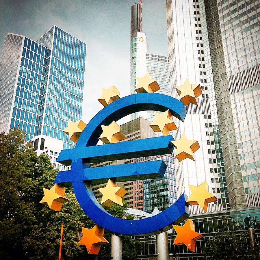Евро падает на фоне греческих событий