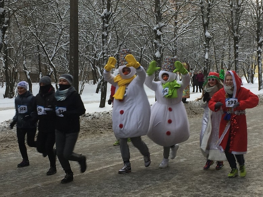 23 декабря в Гатчине спортсмены бежали на встречу Новому году