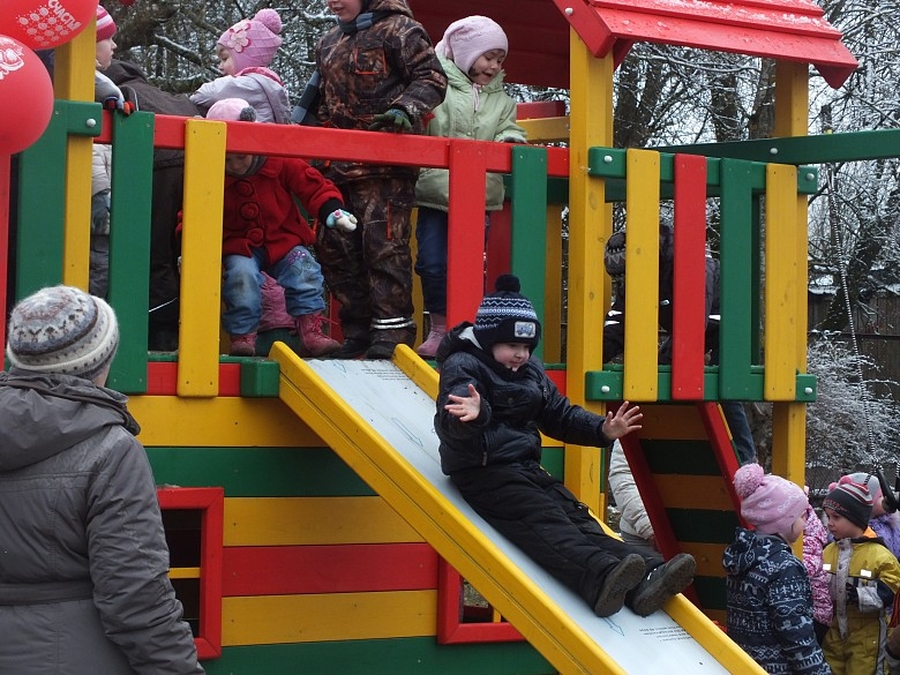Детсадовцам из Учхоза подарили новые детские площадки