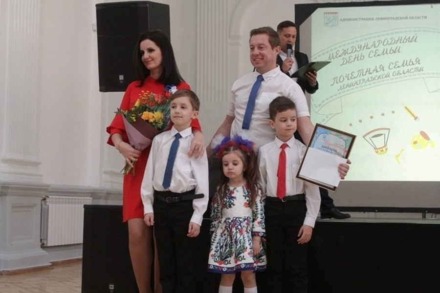 Сергей Бебенин поздравил семью Калининых из Гатчинского района
