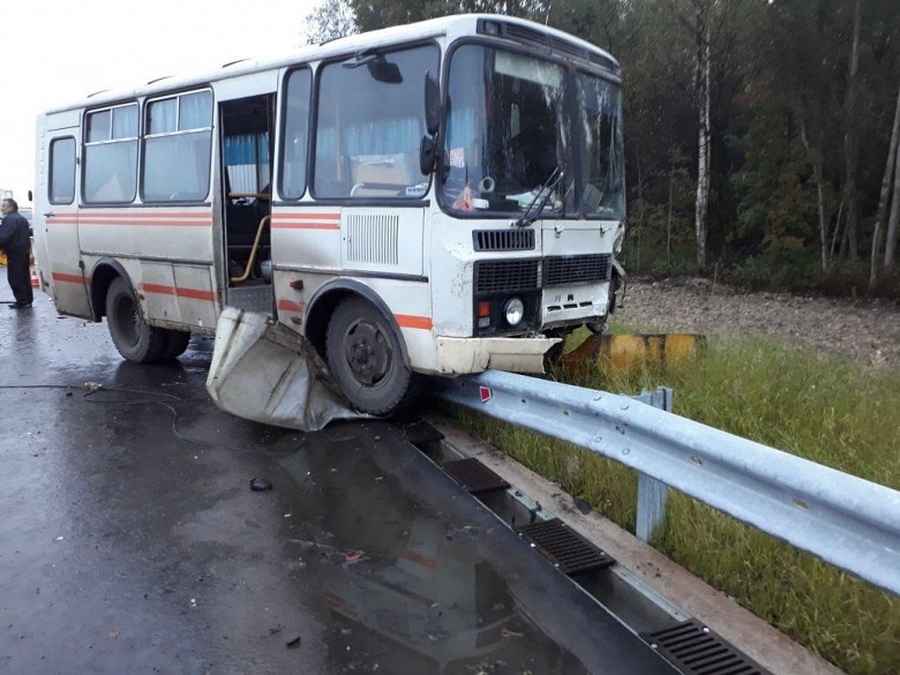Под Гатчиной в ДТП с автобусом погиб водитель иномарки