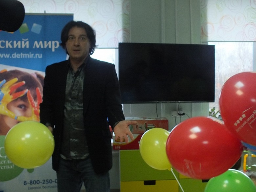 Заслуженный артист Эвклид Кюрдзидис открыл детскую игровую комнату в Гатчинской больнице