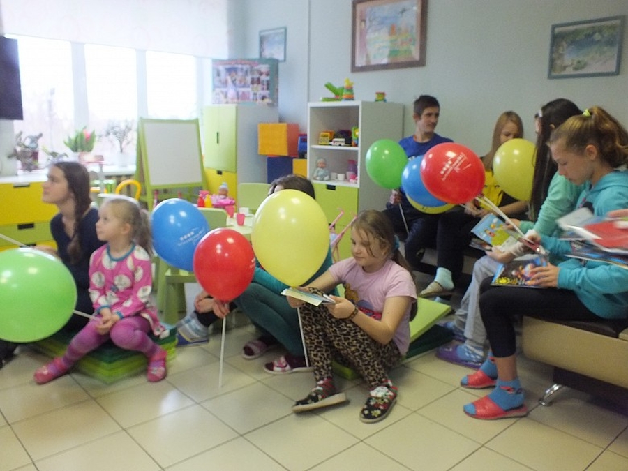 Заслуженный артист Эвклид Кюрдзидис открыл детскую игровую комнату в Гатчинской больнице