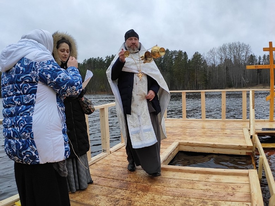 Более 1,5 тысячи человек окунулись в крещенские купели Гатчинского района