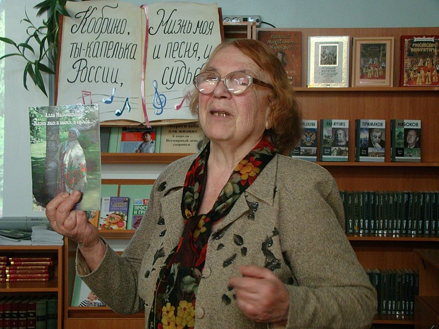 79-летняя Алла Мельникова из Кобрино презентовала землякам свою новую книгу