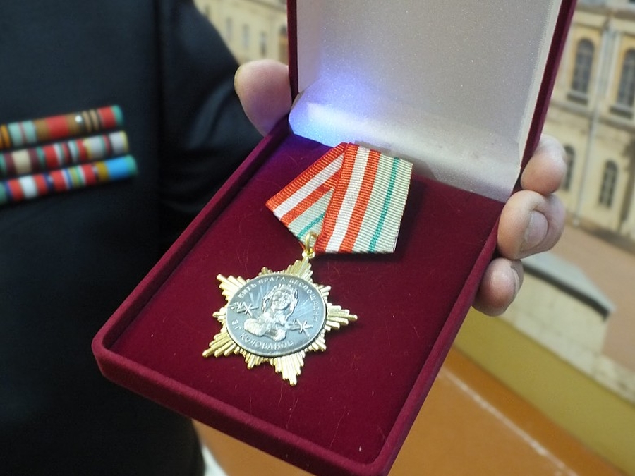 Гатчинским героям вручили медаль Колобанова