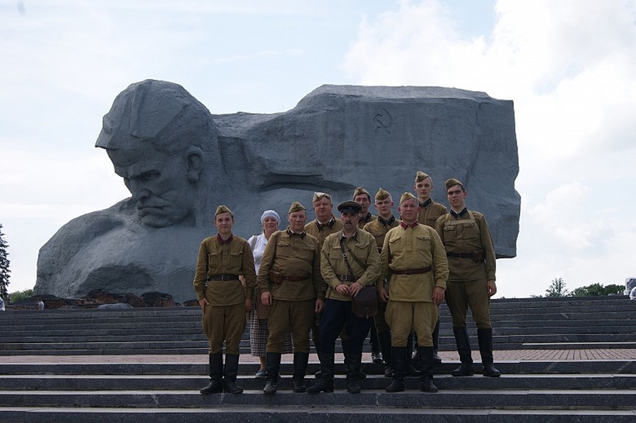 Реконструкторы из Гатчины встретили рассвет 22 июня в Брестской крепости