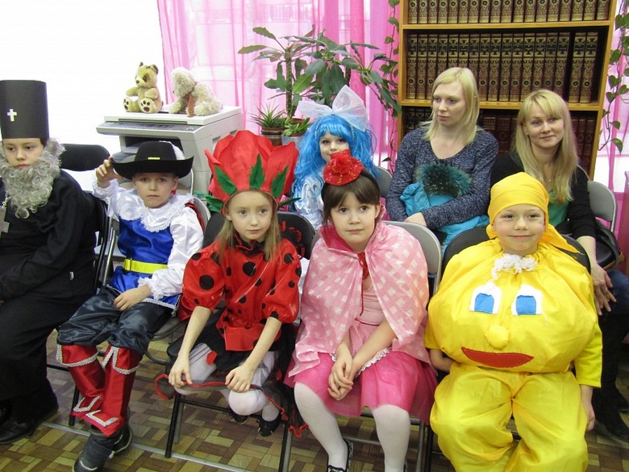 В детской библиотеке собрались десятки сказочных персонажей