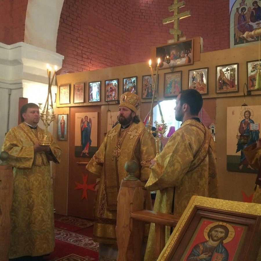 Епископ Митрофан совершил Божественную литургию в Гатчине