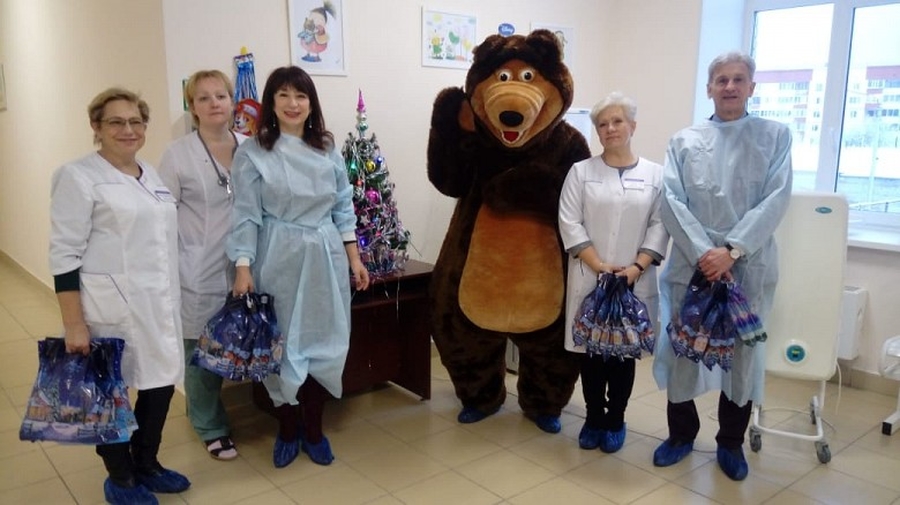 Медведь Миша поздравил маленьких пациентов