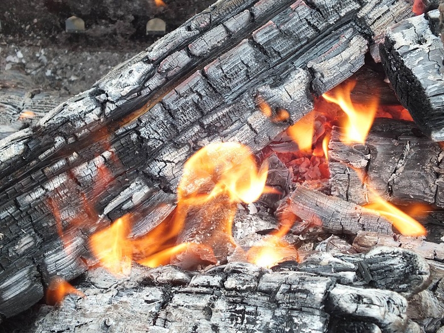 В Гатчинском  районе горят сараи и бани