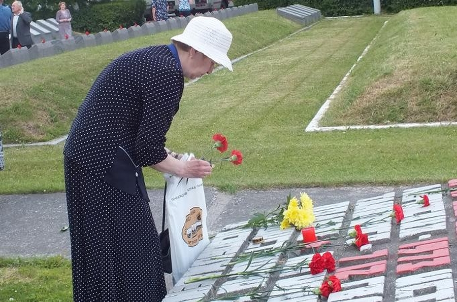 Гатчинцы в День памяти и скорби возложили цветы к воинским мемориалам