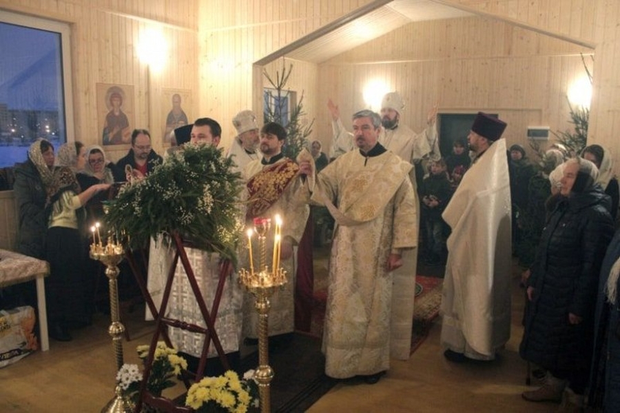 Епископ Митрофан поздравил верующих в новом гатчинском храме