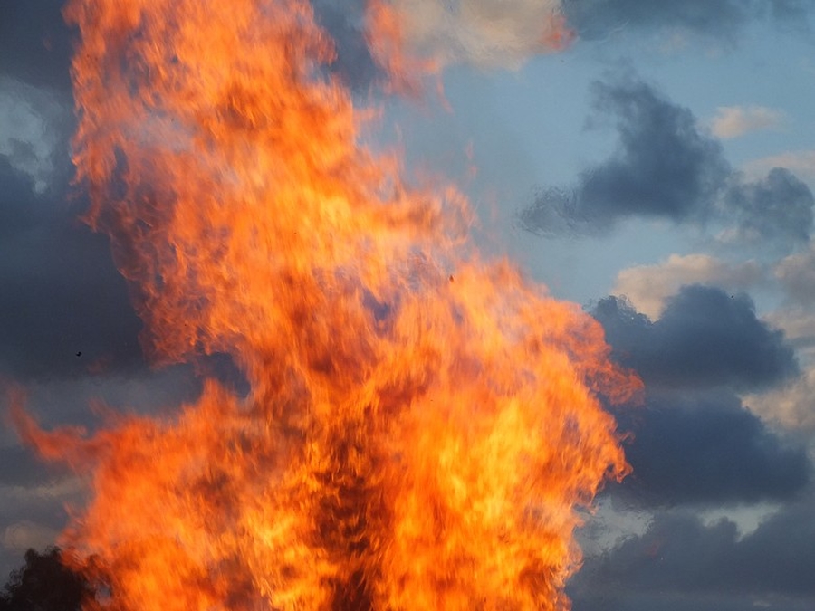 На пожаре в Гатчинском районе мужчина погиб, пытаясь спасти имущество