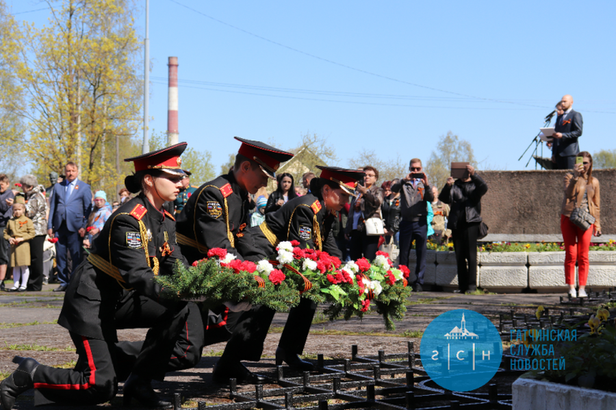 К воинскому мемориалу на улице Солодухина возложили цветы