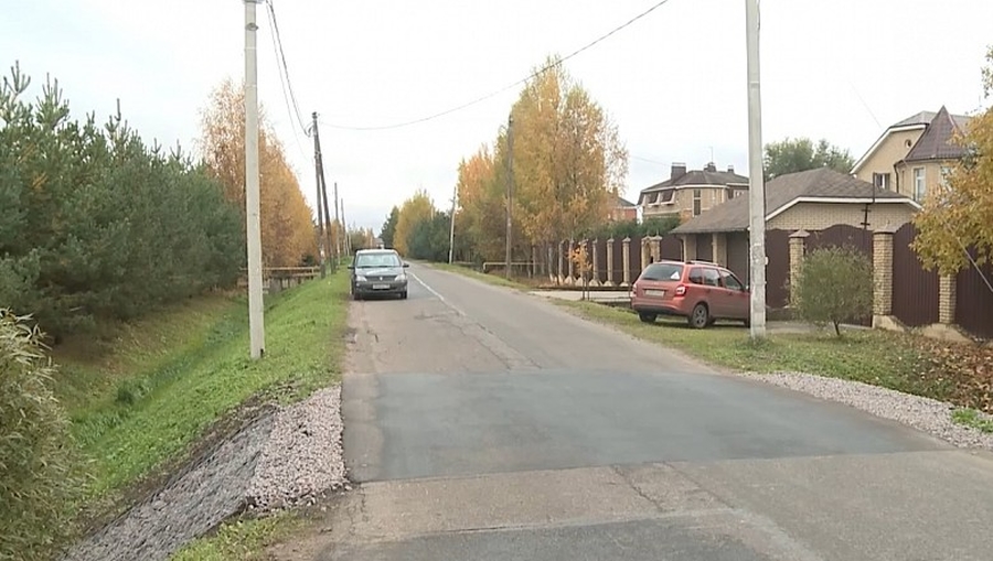В Вяхтелево образовался провал на дороге. Проблему решили