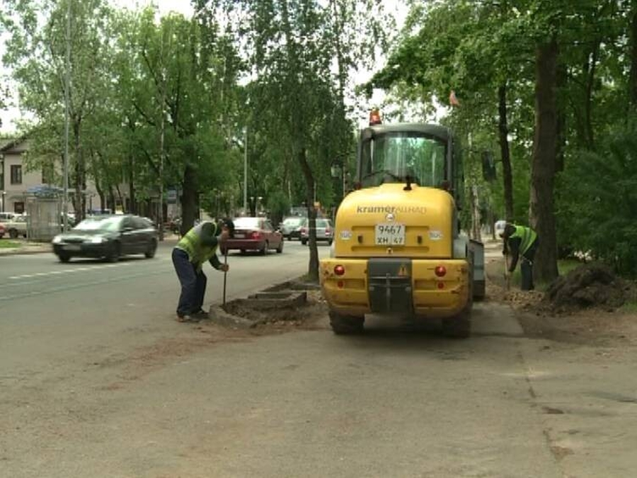 В Гатчине ремонтируется часть тротуара  по улице Карла Маркса