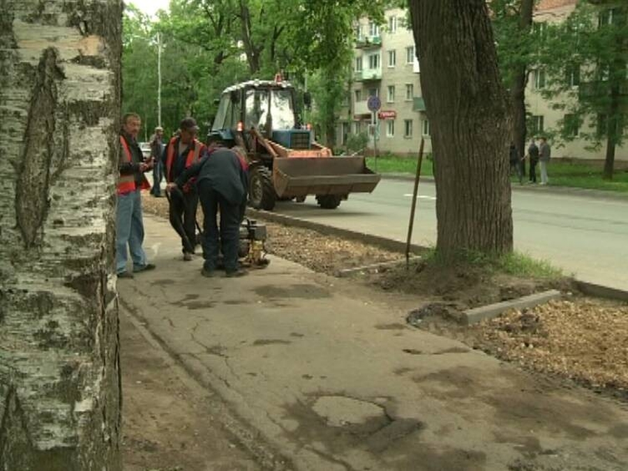 В Гатчине ремонтируется часть тротуара  по улице Карла Маркса