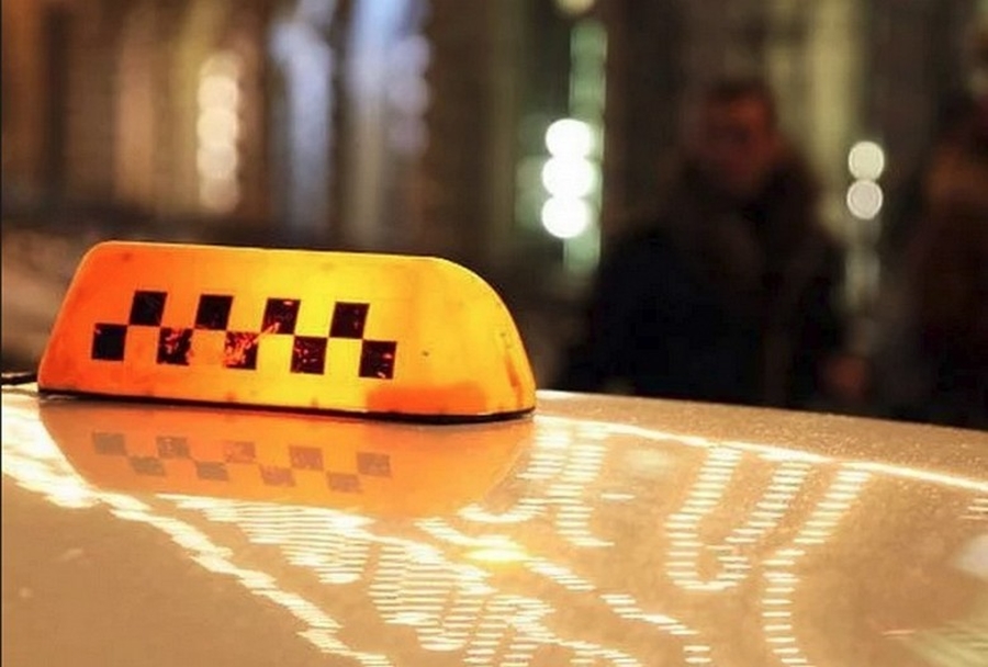 Таксист в Гатчине высадил пьяную пассажирку и скрылся с ее вещами