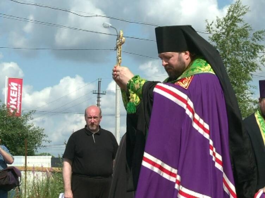 Епископ Митрофан освятил камень в основание нового храма в д. Чикино