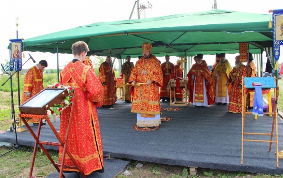 Епископ Митрофан совершил Божественную литургию в п.Войсковицы