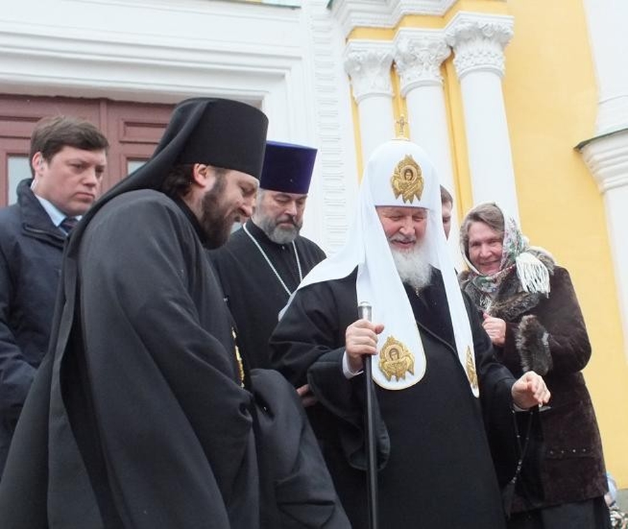 Епископ Гатчинский и Лужский Митрофан служит с Патриархом