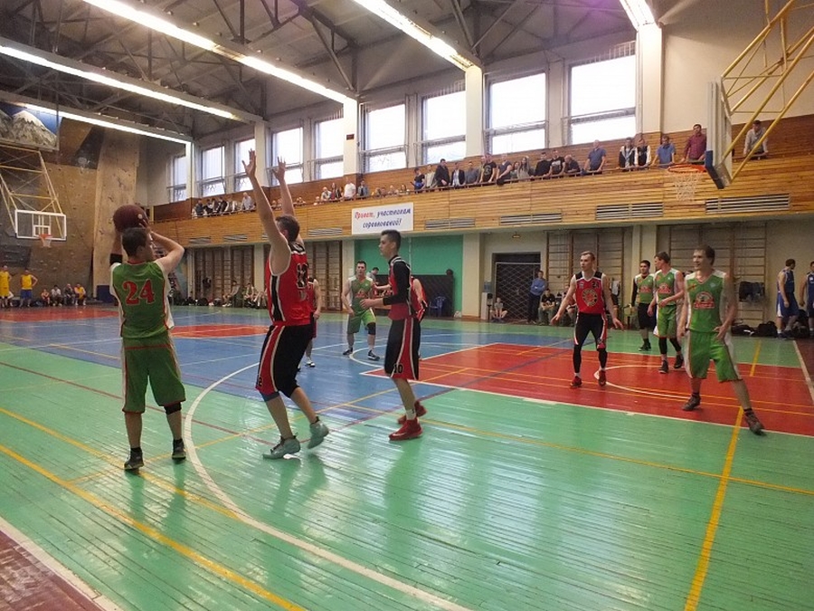 Баскетбол в Гатчине: «Верево» и «Виктория» пока выигрывают
