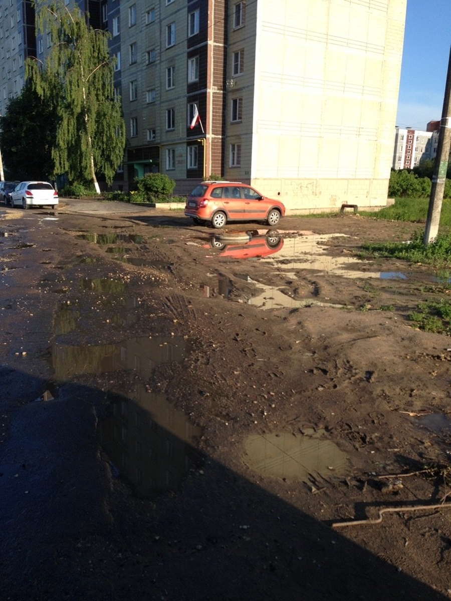 Проезд перед домами №7 и№9 на ул. Красных Военлётов в Гатчине претендует на звание самого разбитого