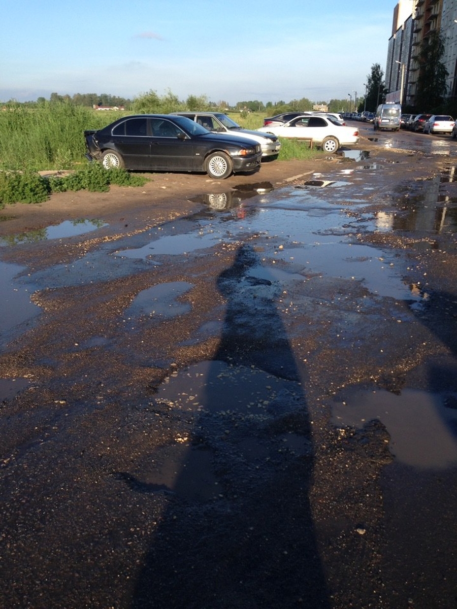 Проезд перед домами №7 и№9 на ул. Красных Военлётов в Гатчине претендует на звание самого разбитого