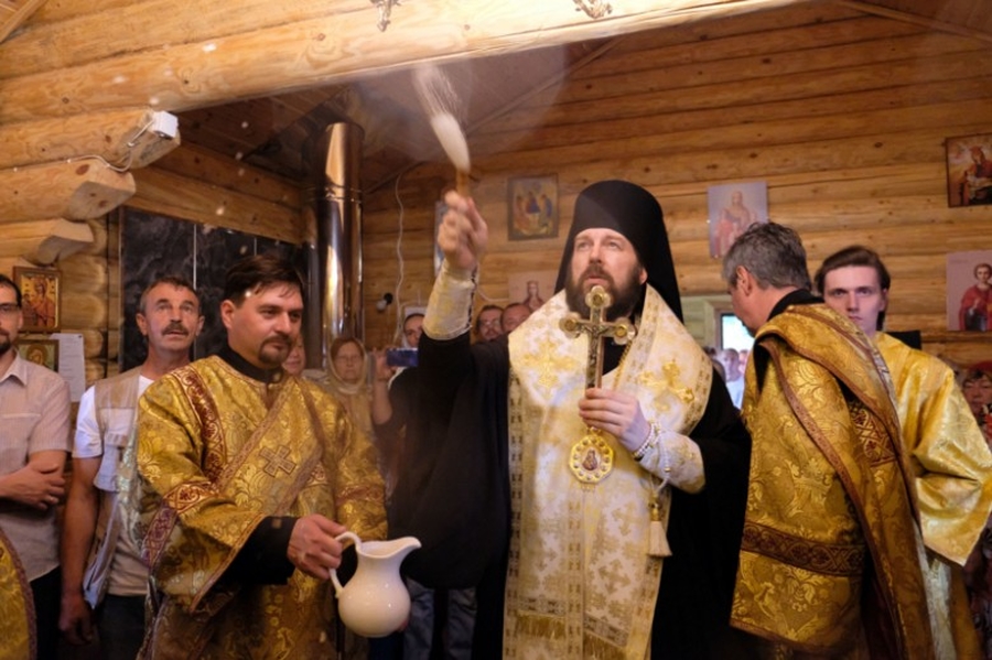 Епископ Митрофан освятил храм Иоанна Предтечи в Гатчинском районе