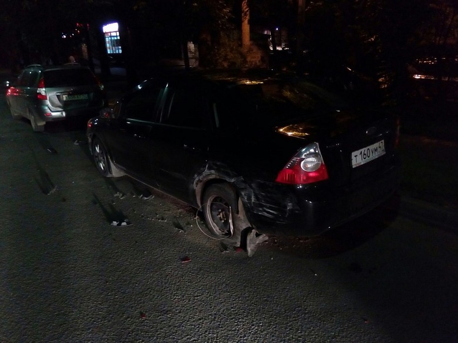В Гатчине пьяные подростки протаранили два припаркованных автомобиля