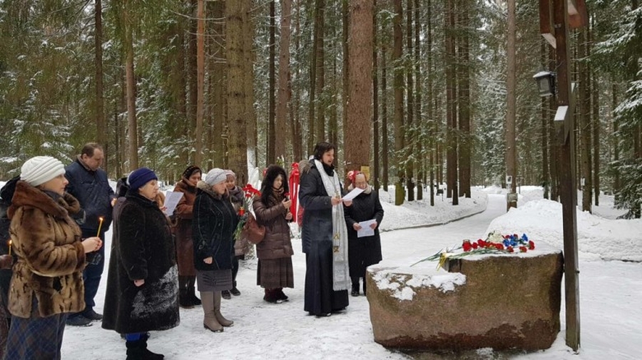 Гатчинцы помолились на Левашовском мемориальном кладбище