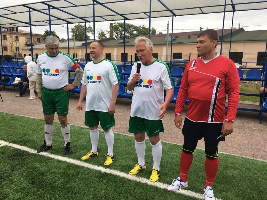 Гатчинская сборная по футболу сыграла матч с командой правительства Ленинградской области