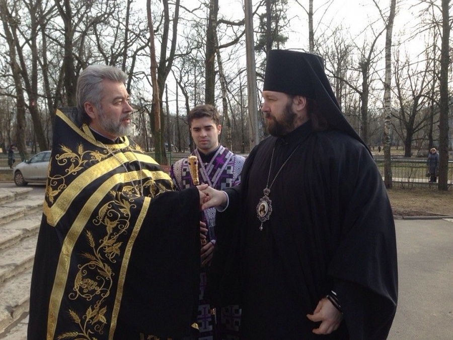 Епископ Митрофан совершает богослужение в Павловском соборе