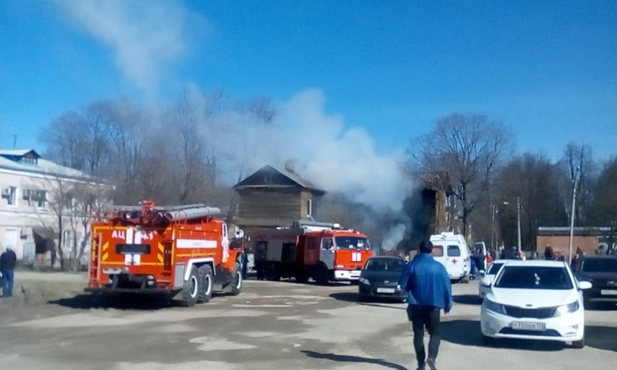 Пожарные тушат огонь в центре Гатчины