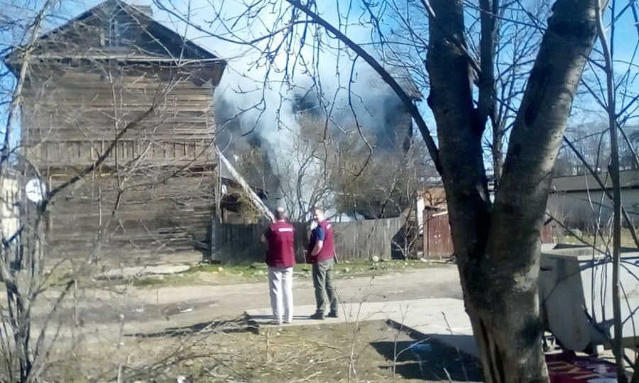 Пожарные тушат огонь в центре Гатчины
