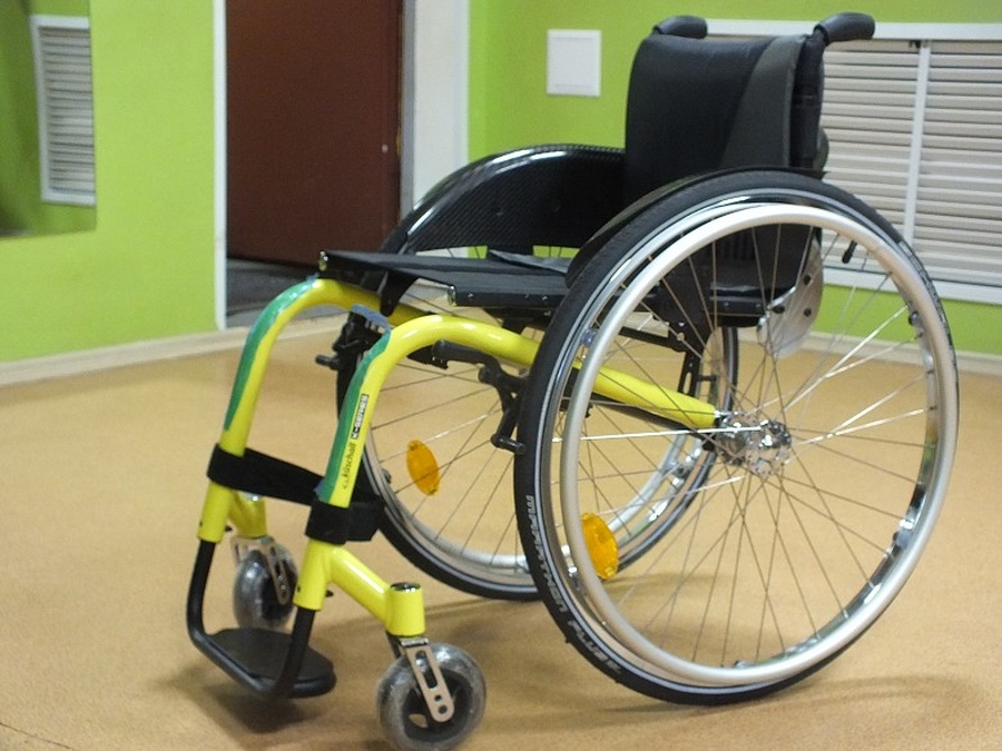 Тренеру-общественнику из Верево подарили новую  инвалидную коляску