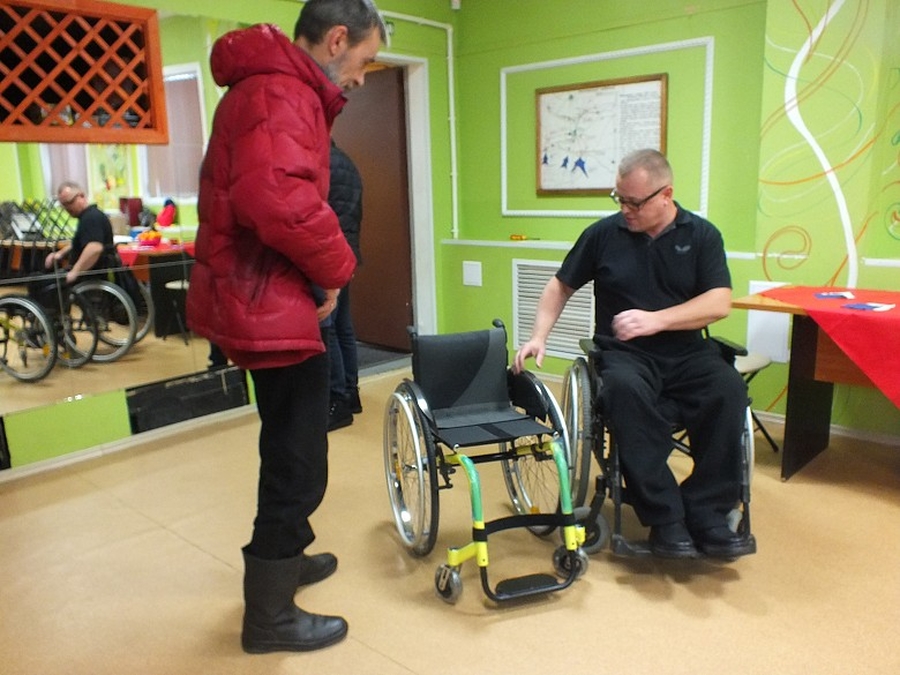 Тренеру-общественнику из Верево подарили новую  инвалидную коляску