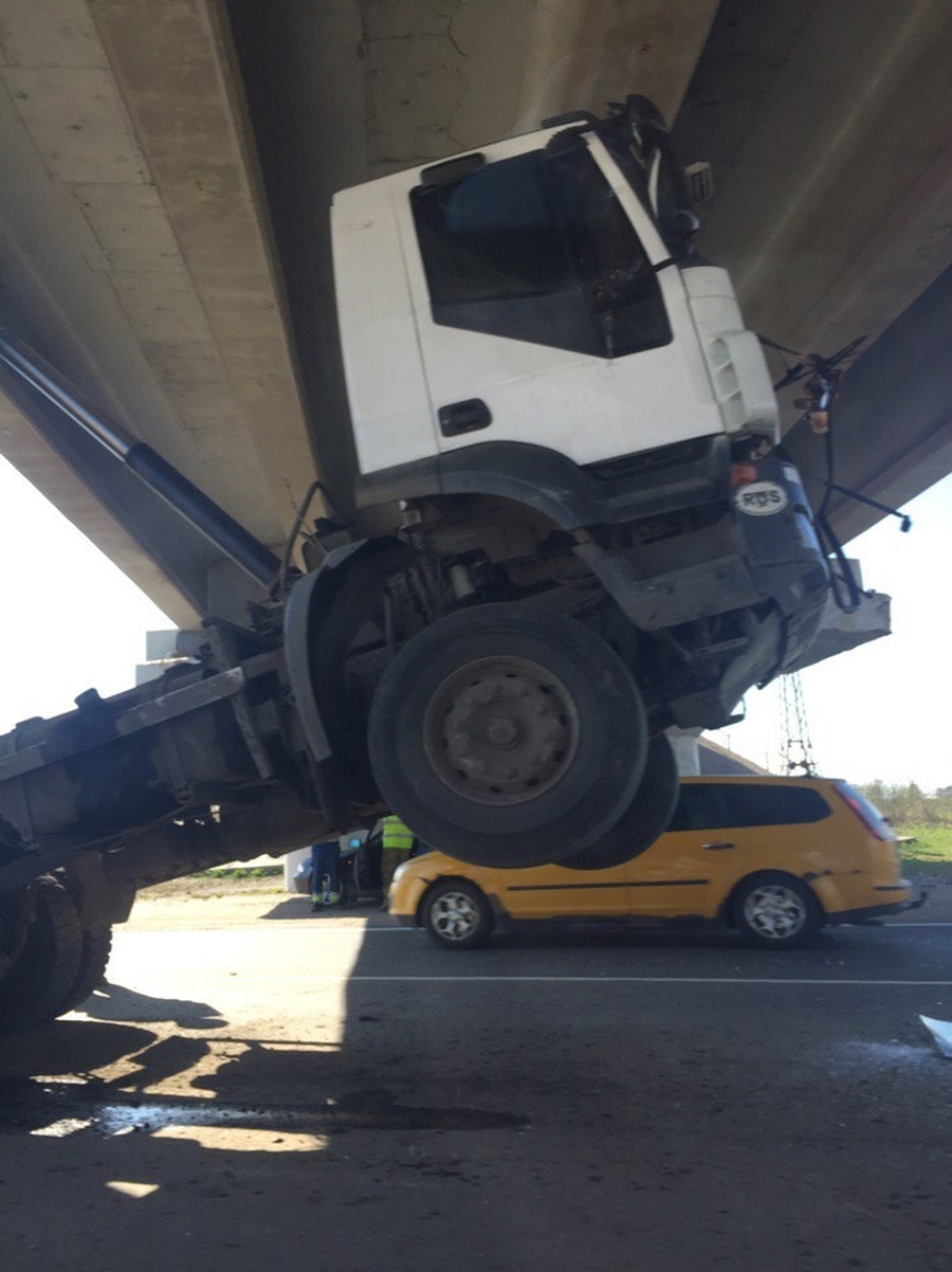 Под Гатчиной грузовик застрял под мостом