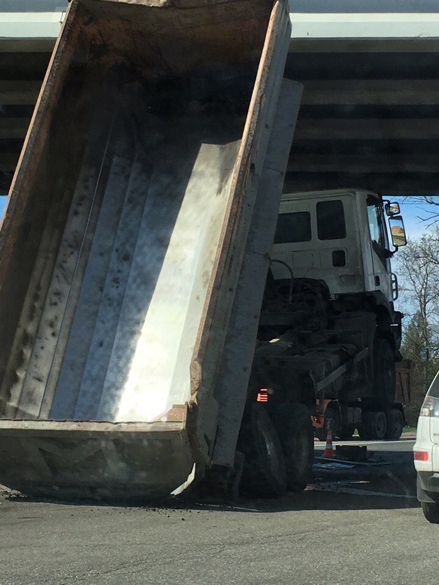 Под Гатчиной грузовик застрял под мостом