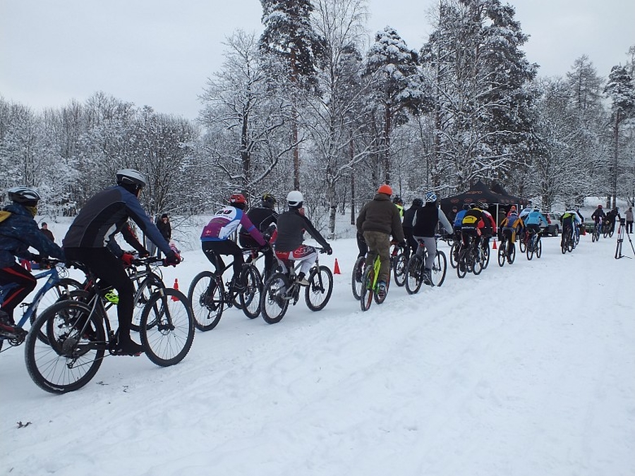 В воскресенье гатчинские велосипедисты покоряли снежные сугробы