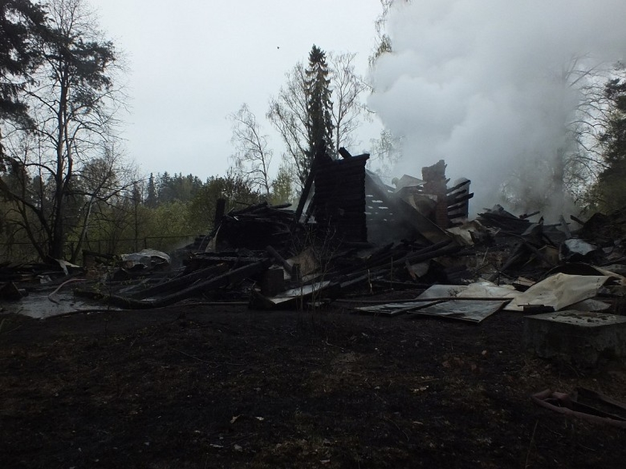 В Мызе-Ивановке сгорел дом, хозяйке едва удалось спастись