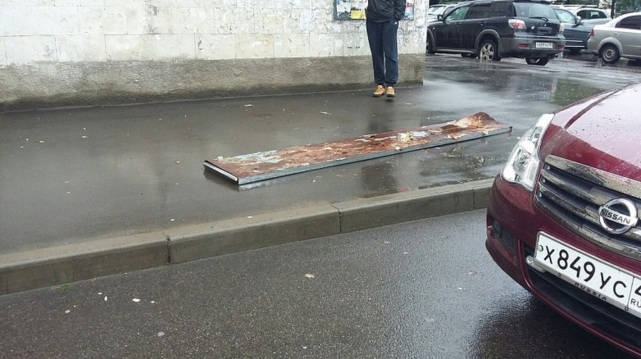 На главной улице Гатчины разваливается  высотный рекламный щит