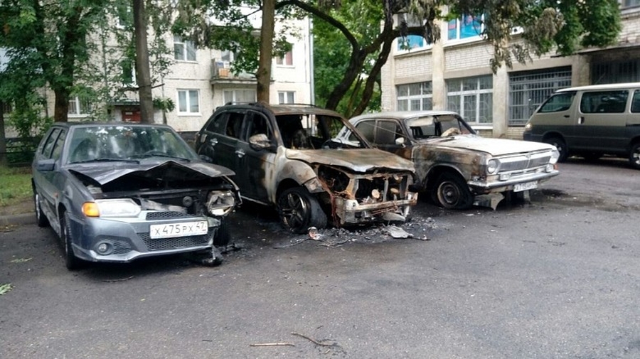В Гатчине разыскивают поджигателя автомобилей