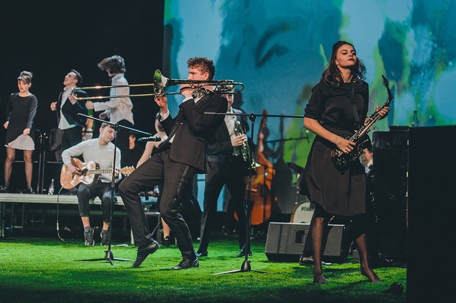 В Гатчине показали спектакль-концерт Международного театрального фестиваля