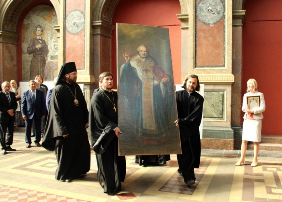 Гатчинской епархии  передали отреставрированный образ святителя Николая