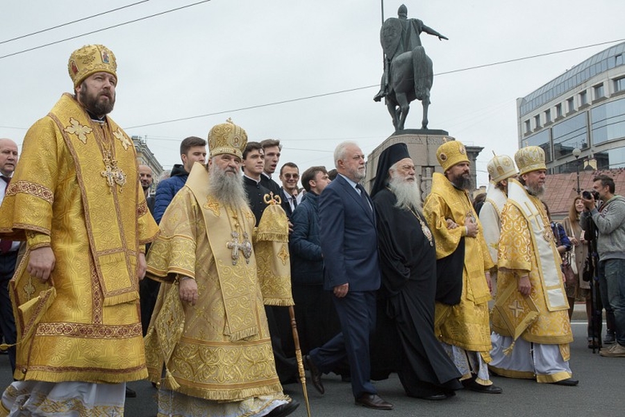 Епископ Митрофан принял участие в крестном ходе по Невскому проспекту