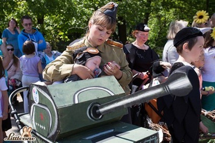 Семья Порядиных из Войсковиц взяла первый приз в параде колясок в Петербурге