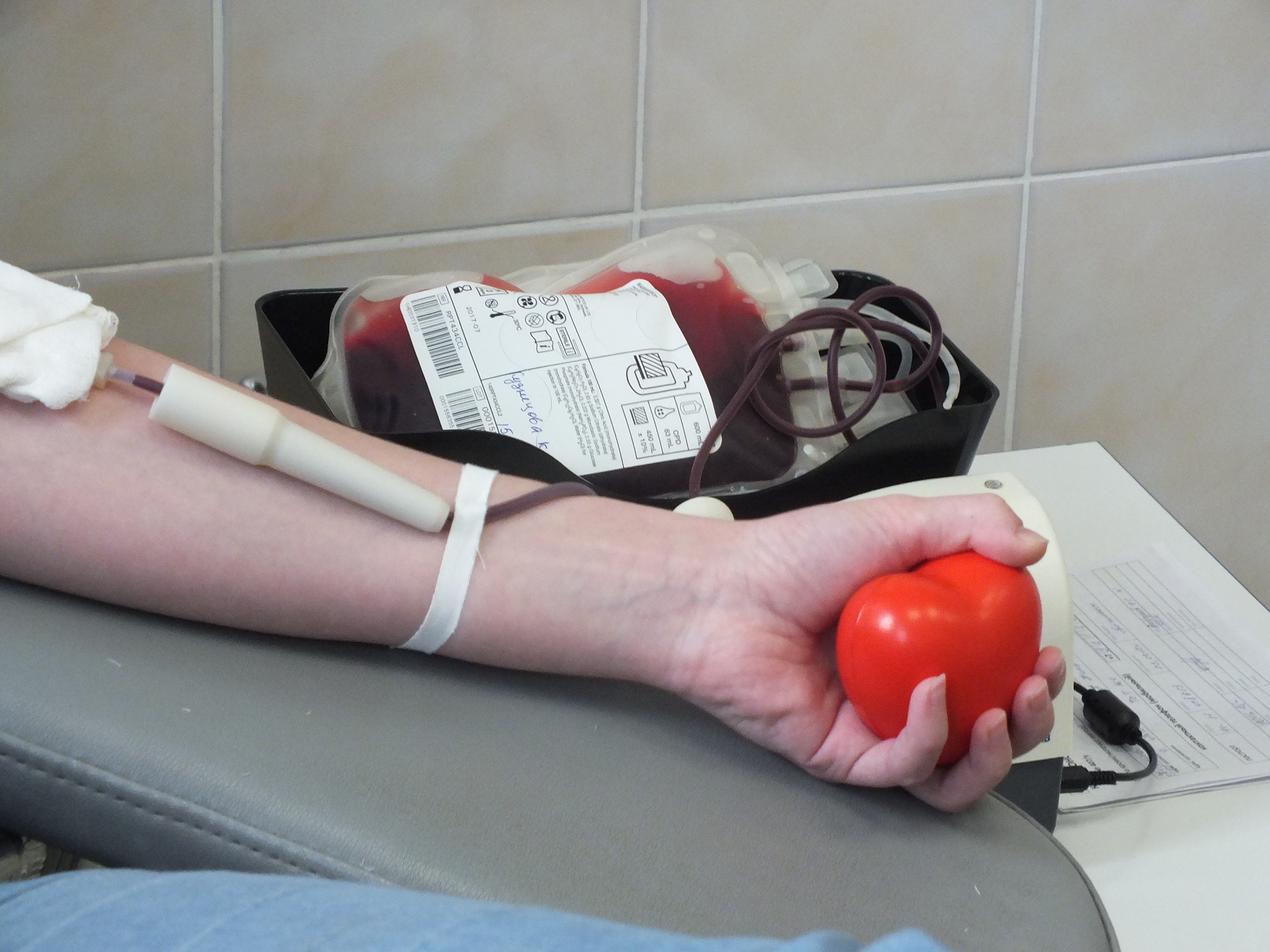 Синдром донора. Переливание крови в больнице. Больному переливают кровь. Донор крови.