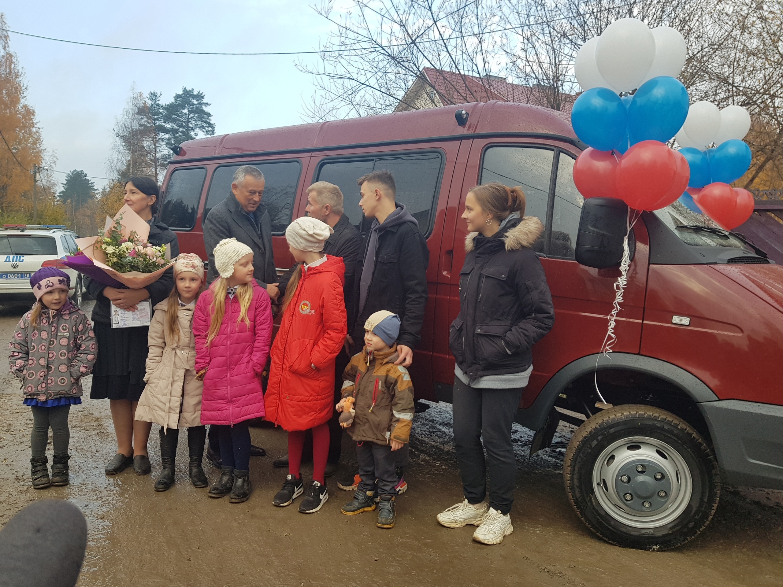 Многодетной семье в Вырице вручили ключи от нового микроавтобуса |  13.10.2021 | Гатчина - БезФормата